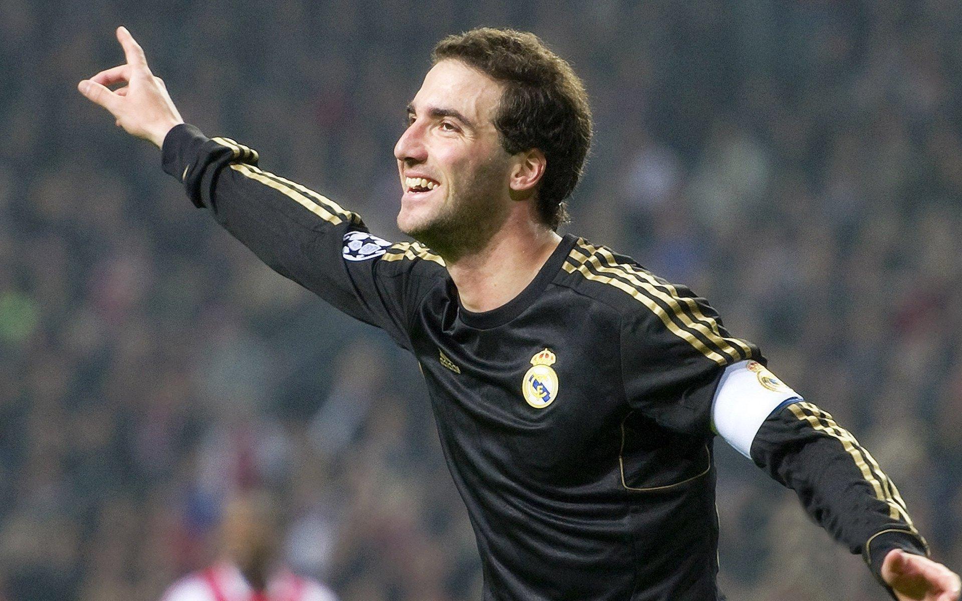 拉菲尼亚横传造险,巴尔韦德倒地解围引争议,裁判未判点球引发热议