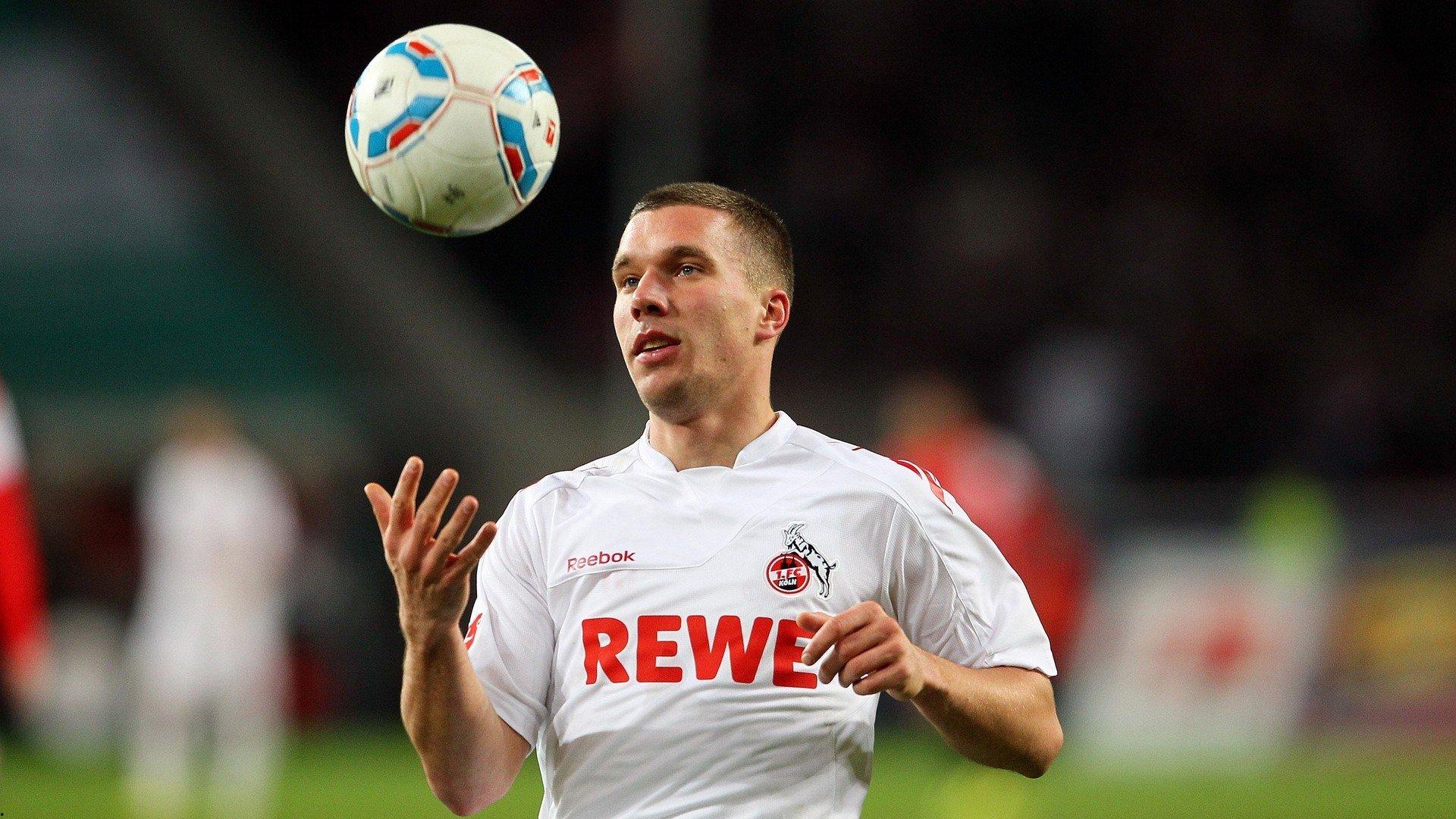 国家德比胜利后的温馨时刻,什琴斯尼与莱万两家人合影庆祝